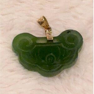 Elegant Green Jade  Ruyi  (如意) Pendant 14k